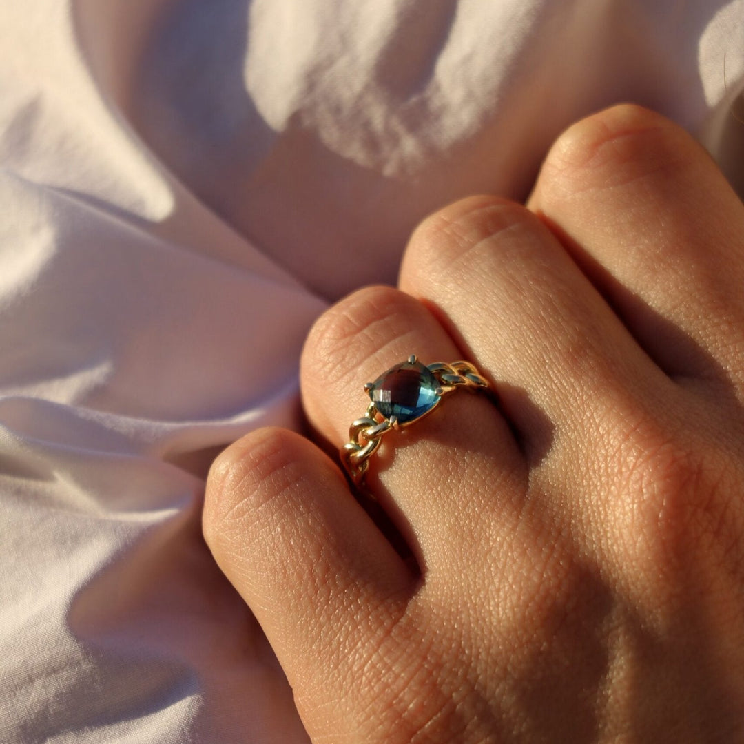 CLEO ROYAL BLUE CHAIN RING YELLOW GOLD