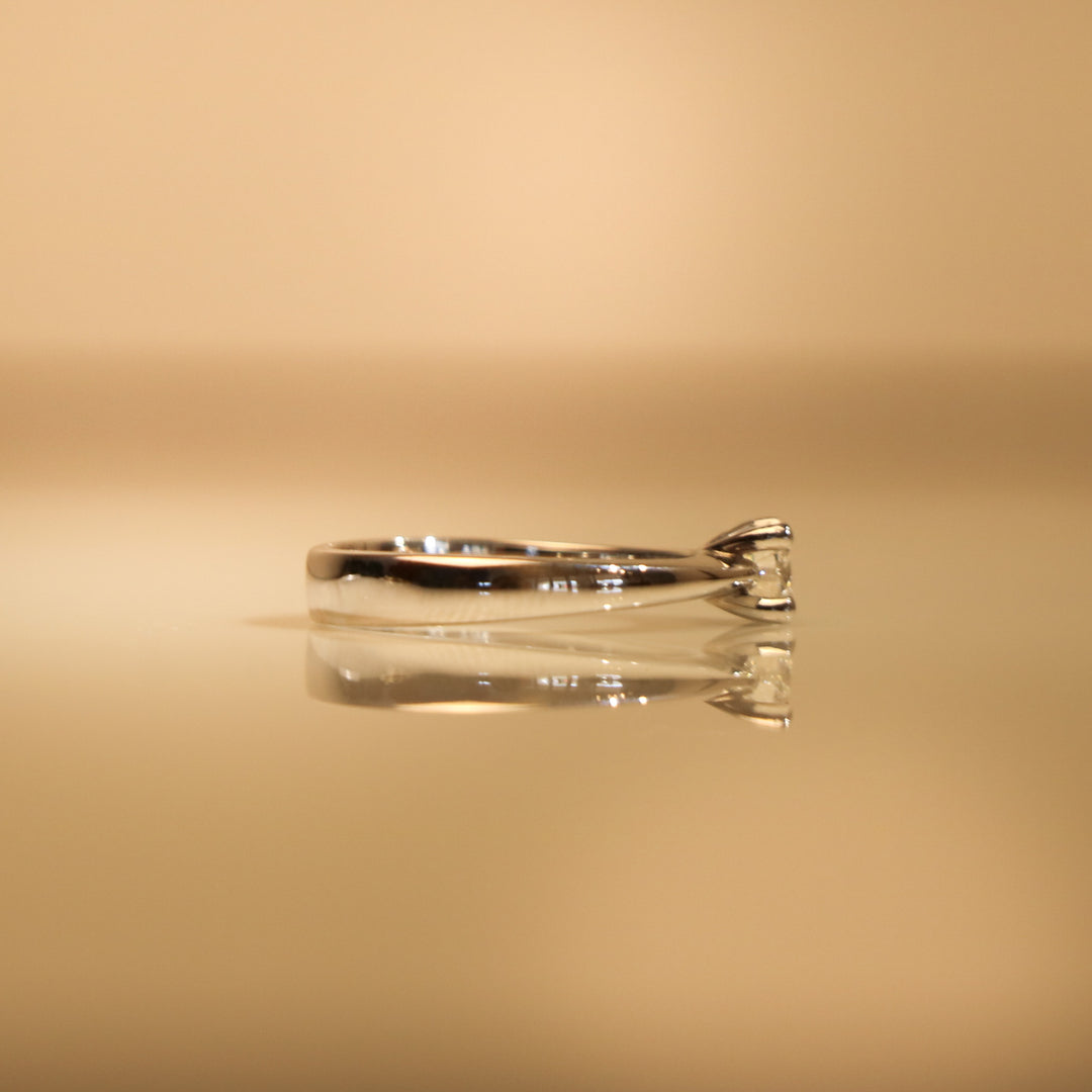 WHITE GOLD SOLITAIRE DIAMOND RING